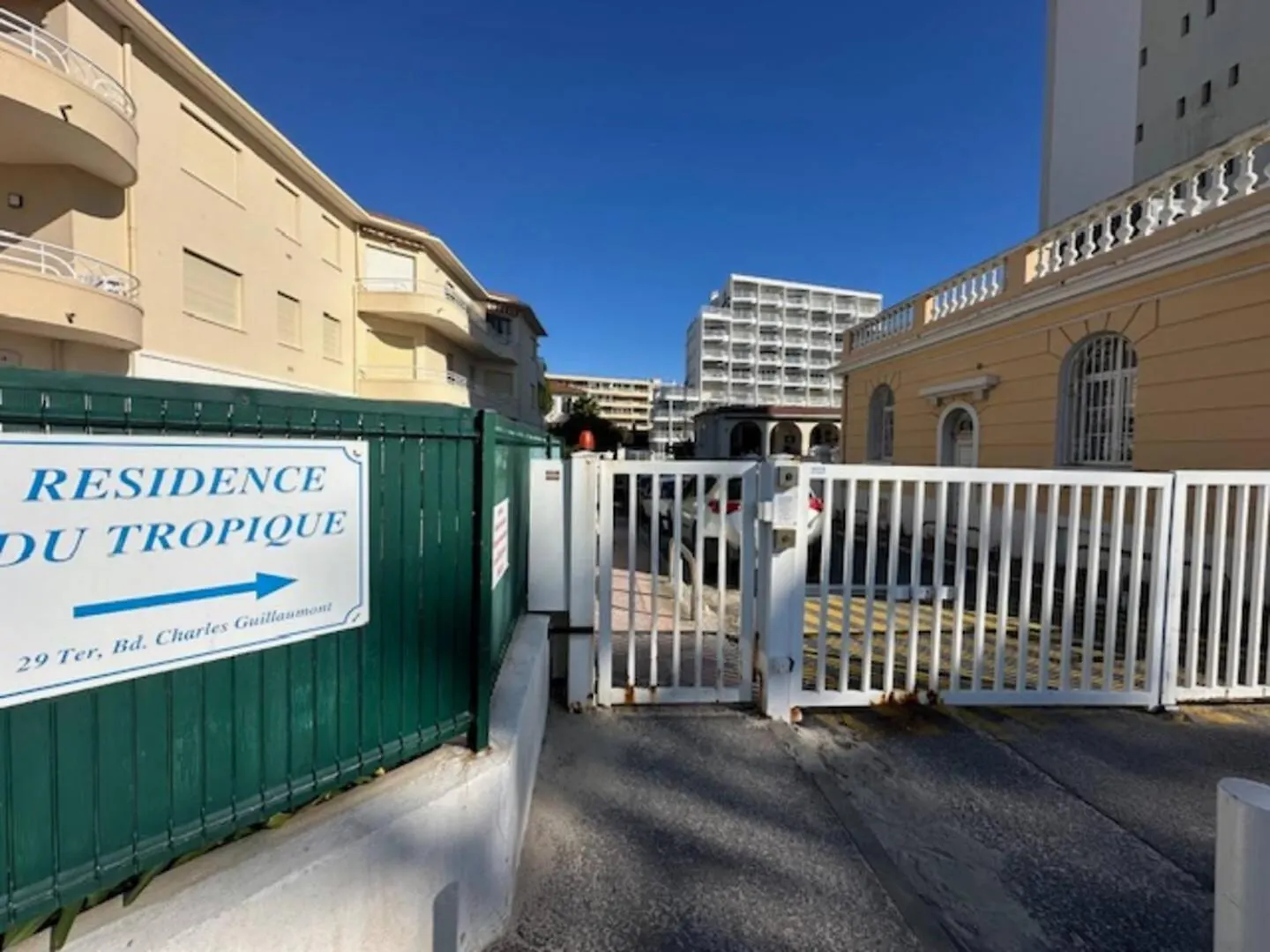 Provence-Style Studio Sea Across The Street Antibes France